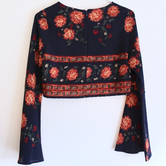 Akira Cropped Floral Blouse with Bell-sleeves - Picture 2 of 3